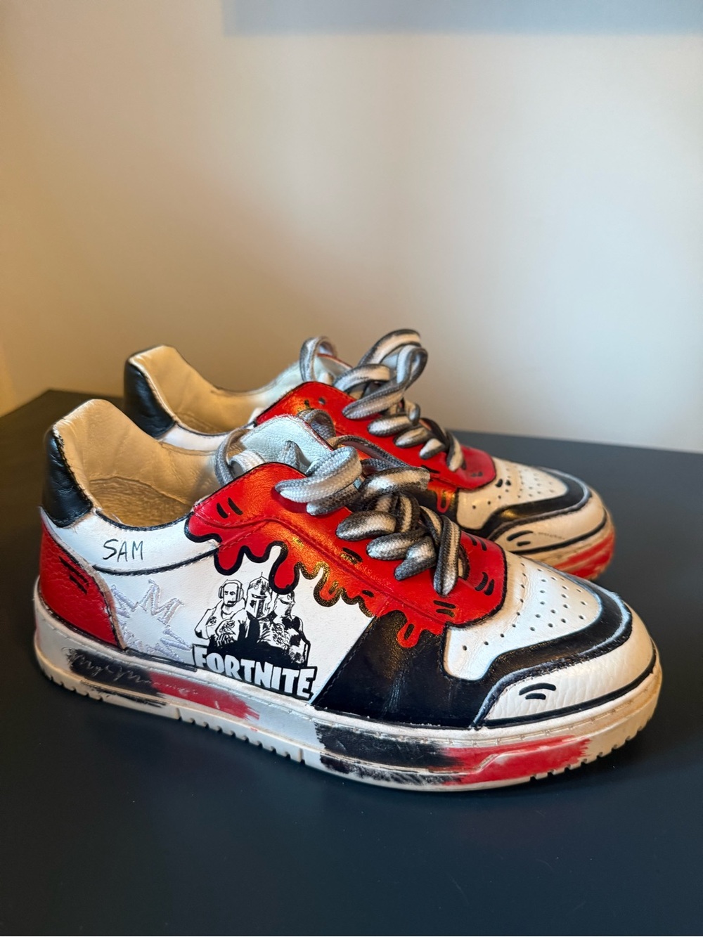 Custom Hand-Painted Fortnite Leather Sneakers – Size 6 – Made in Italy
Unique h